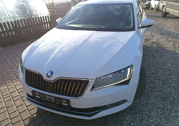 Skoda Superb cena 52000 przebieg: 256536, rok produkcji 2016 z Jaraczewo małe 211